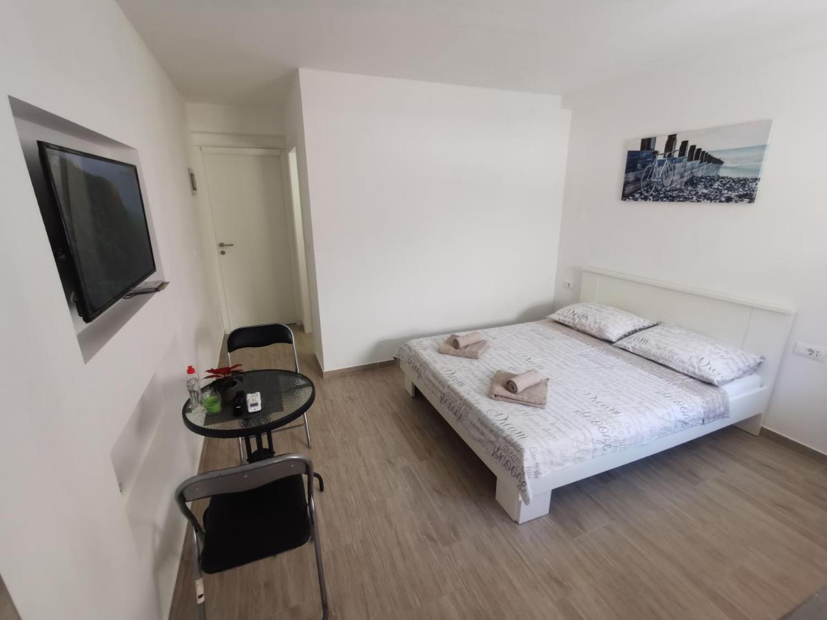 Twins Apartment Pula Exterior photo